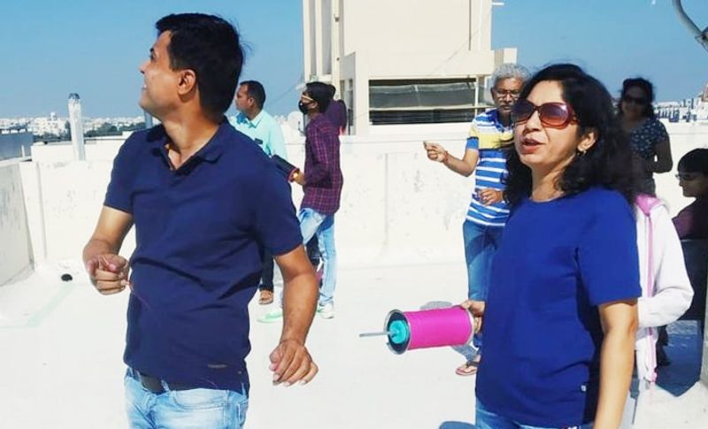  गुजरात में बच्चे हो या बूढ़े या महिलाएं सब के हाथ में इस दिन पतंग और माझा होता है। हालांकि हर बार की तरह इस साल यह त्यौहार फीका सा नजर आ रहा है। जहां बाजारों में भी चमक-दमक नहीं दिखाई दे रही है। हालांकि लोगों ने अपने-अपने घरों में मैथी की पूड़ी, दही-बड़े, फूलवडी, खीचड़ा, कचौरी, फाफड़ा करके छतों पर पहुंच गए हैं। जहां पत्नी माझे को पकड़े ढील दे रही है तो पति पतंग को आसमान में परिदों की तरह उड़ाए जा रहा है।
