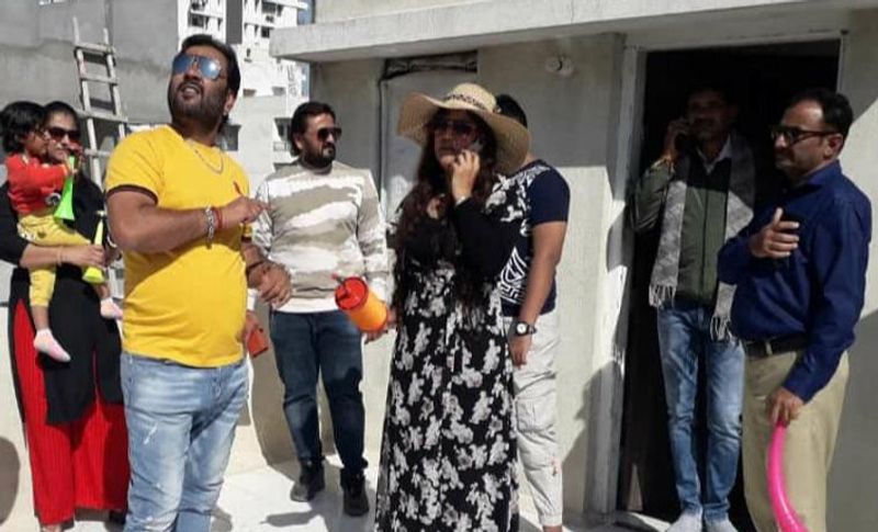 कोरोना की गाइडलाइ के अनुसार जहां आसपास के लोग एक साथ पतंग उड़ा रहे हैं तो वह इस दौरान वह मास्क लगाए दिख रहे हैं।