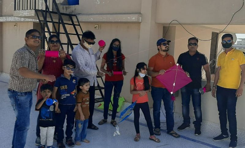 पतंग फेस्टिवल की यह तस्वीर राजकोट की है, जहां लोक गायक कीर्तिदान गढ़वी परिवार यह उत्सव मना रहा है।

