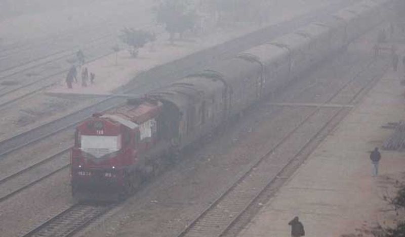 वहीं, खराब मौसम के कारण फ्लाइट्स पर भी काफी असर देखने के लिए मिल रहा है। विमान कंपनी स्पाइसजेट के हवाले से बताया जा रहा है कि खराब मौसम के कारण विशाखापट्टनम, विजयवाड़ा, वाराणसी, धर्मशाला और शिरडी की उड़ानें प्रभावित हो सकती हैं।
