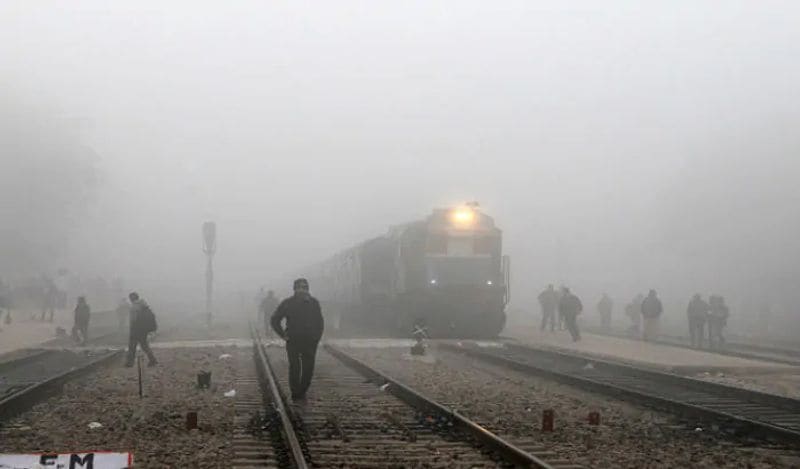 ऐसे में यात्री यात्रा से पहले अपनी फ्लाइट का स्टेटस चेक कर लें। इसके अलावा घने कोहरे के कारण सड़क यातायात भी प्रभावित देखने को मिला है। कम विजिबिलिटी के कारण सड़कों पर यातायात धीमा हो गया है। 