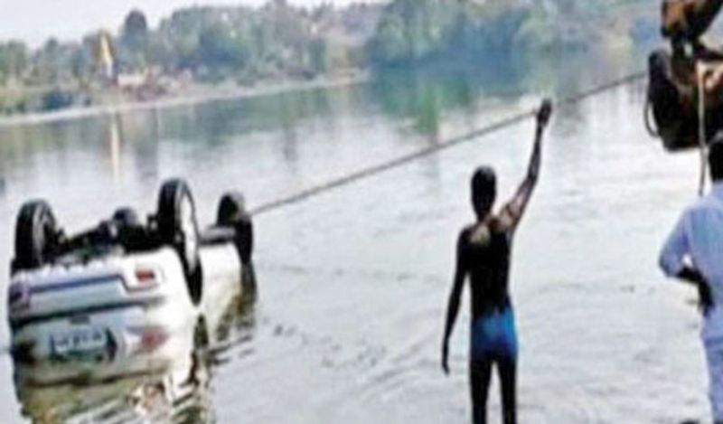 इस हादसे में साइड में बैठा शख्स तो किसी तरह पानी से बाहर निकल आया। लेकिन ड्राइवर की इस हादसे में मौत हो गई। पुलिस ने आकर डेड बॉडी को बाहर निकाला।

