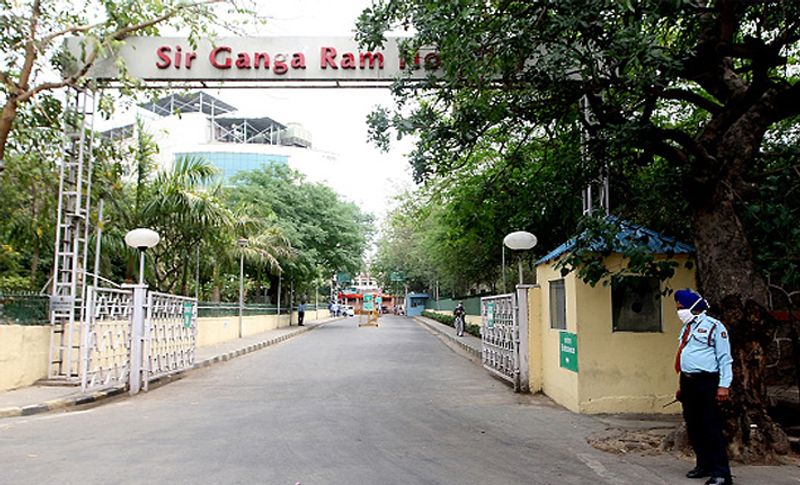 पिता और माता ने अंगदान को लेकर अस्पताल के अधिकारियों से बात की। फैसला लेते वक्त पति-पत्नी को दुख तो हुआ है, लेकिन दूसरों की जिंदगी के बार में सोचते हुए मन बना लिया। जिसके बाद मासूम का दिल लिवर, दोनों किडनी और कॉर्निया सर गंगाराम अस्पताल ने निकाल कर पांच रोगियों में प्रत्यारोपित कर दिया। (फोटो गेटी)