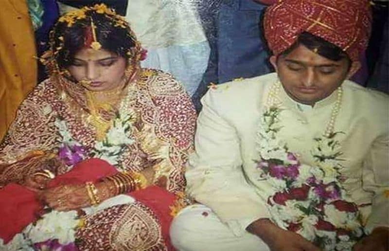 अखिलेश यादव और डिंपल यादव की शादी 24 नवंबर, 1999 को हुई थी। उस समय डिंपल की उम्र 21 साल की थी, जबकि अखिलेश 25 साल के थे।
