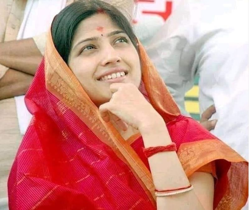 साल 2009 में डिंपल फिरोजाबाद लोकसभा से चुनाव लड़ी थी। लेकिन, उन्हें राज बबर से हार का सामना करना पड़ा था। इसके बाद वो 2012 में लोकसभा उपचुनाव में कन्नौज से निर्विरोध सांसद बनी थी। 