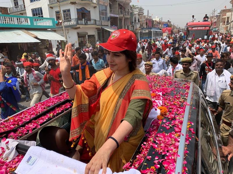 डिंपल यादव का जन्म 15 जनवरी 1978 को पुणे महाराष्ट्र में हुआ था। उनके पिता कर्नल सीएस रावत भारतीय सेना के रिटायर्ड थे।
