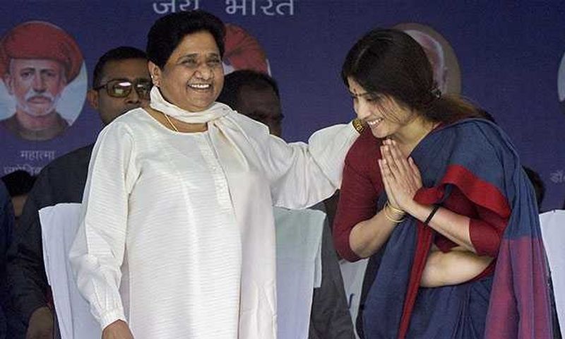 साल 2019 के कन्नौज से ही जीत की हैट्रिक बनाने उतरी डिंपल यादव को हार का सामना करना पड़ा था। इस बार उन्हें बीजेपी के सुब्रत पाठक ने 12 हजार से ज्यादा वोट से हरा दिया था। 