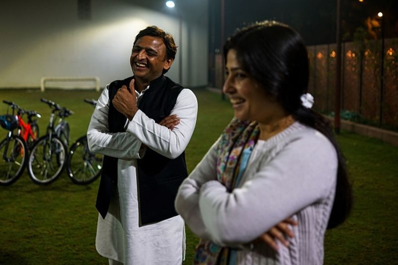 कहा तो यहां तक जाता है कि अखिलेश के पिता मुलायम सिंह यादव को दोनों की जोड़ी पसंद नहीं थी। हालांकि काफी उठापटक के बाद दोनों सन 1999 में शादी के बंधन में बंध गए।
