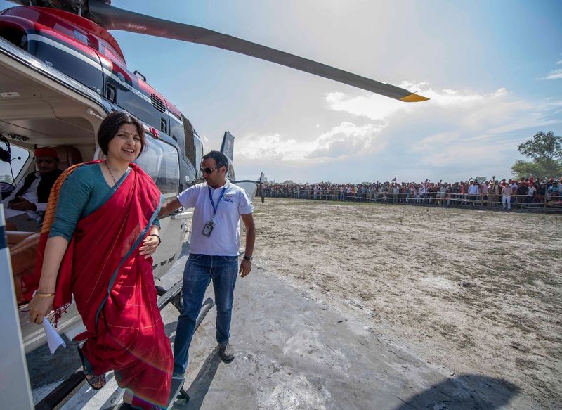 हेलीकाप्टर में अखिलेश यादव के साथ उनकी पत्नी डिंपल यादव।