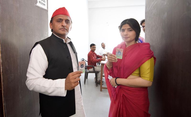 चुनाव के दौरान मतदान करने के बाद कुछ इस तरह अखिलेश यादव और डिंपल यादव ने तस्वीर शूट कराई थी, जो सोशल मीडिया पर खूब वायरल हुई थी।