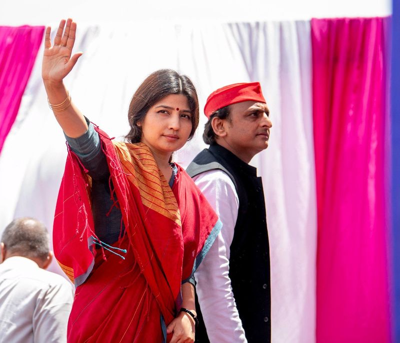 अखिलेश यादव और डिंपल यादव की ये तस्वीर सोशल मीडिया पर काफी पसंद की जाती है।