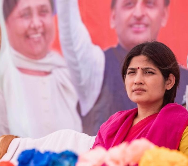 चुनावी सभाओं के दौरान डिंपल यादव युवा कार्यकर्ताओं खुद से जोड़ने के लिए उन्हें संकेत में देवर तक बता देती हैं। 