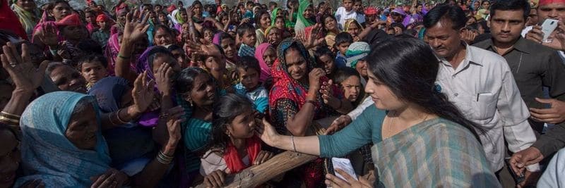 डिंपल यादव चुनाव प्रचार के दौरान जनता के बीत में अलग जगह बनाने की कोशिश करती हैं, जिनकी तस्वीरें भी सोशल मीडिया पर कुछ इस तरह की वायरल होती हैं। 