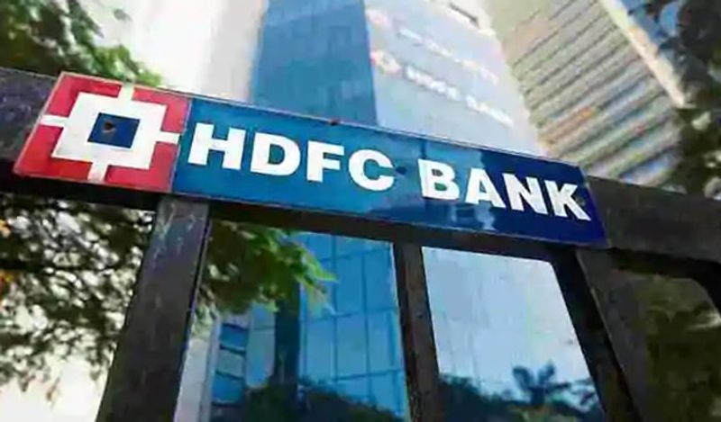 टाटा के बाद रिलायंस ग्रुप को HDFC ने पछाड़ा। ऐसा कंपनी के वित्तीय शेयरों में आई तेजी के कारण हुआ। एक्सपर्ट्स के मुताबिक, फाइनेंशियल कंपनियों में नवंबर में आए कोर्ट के मोरटोरियम के फैसले के बाद तेजी आई थी। इस वजह से HDFC को फायदा पहुंचा। 