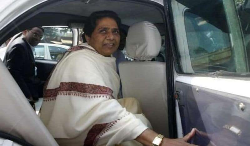 चार बार यूपी की सीएम बन चुकी मायावती हमेशा से चर्चा में रही हैं। चाहे वो सीएम हो या ना हो, खबरों में वो हमेशा छाई रहती हैं। मायावती की दौलत में हुए इजाफे की वजह से भी उनकी काफी चर्चा हुई थी। मायावती को गोल्ड और प्रॉपर्टी में इन्वेस्ट करना काफी पसंद है। 