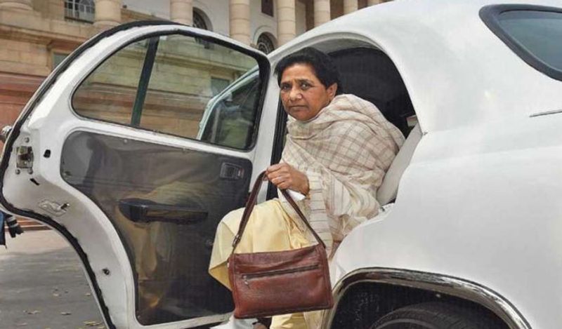 बात अगर उनके काफिले में शामिल गाड़ियों की करें, तो इनके बारे में जानने के बाद आपको अहसास होगा कि वो काफी शौकीन हैं। उनके काफिले में शामिल गाड़ियां एंटीक भी हैं और कीमती भी। 
