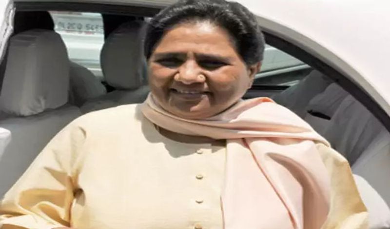 मायावती के कार कलेक्शन में अगला नाम है टोयोटा इनोवा। बात अगर इंजन और पावर की करें, तो इसके डीजल वेरिएंट में 4 सिलेंडर हैं। जो 147.8 बीएचपी की पावर और 343 न्यूटन मीटर का टार्क जनरेट करते हैं। वहीँ इसका पेट्रोल वेरिएंट भी धांसू है। ये 163.7 बीएचपी की पावर और 245 न्यूटन मीटर का टार्क जनरेट करता है। इसकी एक्स शोरूम कीमत लगभग 13.35 लाख से 22.15 लाख रुपये तक है।