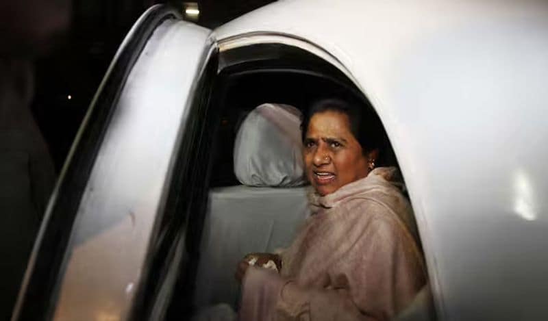 मायावती को पुरानी चीजों का भी काफी शौक है। तभी तो अब तक उनकी कार कलेक्शन में हिंदुस्तान एम्बेस्डर शामिल है। 1958 से ये मॉडल भारत में बनना शुरू हुआ जब हिंदुस्तान मोटर्स की शुरुआत हुई थी। महंगी कारों के आने से पहले सभी नेता एम्बेस्डर में ही चलते थे। अभी तक मायावती के पास ये कार मौजूद है।
