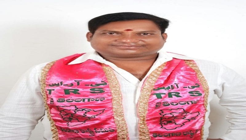 హైదరాబాద్ లో కూడా ఇలాంటిదే ఓ విషాద ఘటన జరిగింది. పతంగి ఎగరేస్తూ ముషీరాబాద్ టీఆర్ఎస్ నేత బంగారు కృష్ణ ప్రమాదవశాత్తు భవనం పై నుంచి నేరుగా ఇంటి గేట్ ఊచలపై పడడంతో తీవ్ర గాయాలయ్యాయి. ఆస్పత్రికి తరలించే లోగానే అప్పటికే ఆయన మరణించారు. ఈ ఘటన ముషీరాబాద్ లో కలకలం రేపింది.