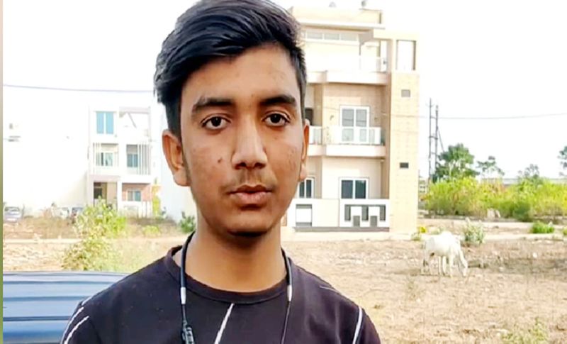 दरअसल, मप्र के आगर मालवा जिले के रहने वाले 16 वर्षीय विनय जायसवाल ने कार या अन्य वाहन चोरी को रोकने के लिए अनोखी डिवाइस बनाई है। इस डिवाइस का फायदा यह होगा कि कार स्टार्ट करने के लिए चाबी के साथ डिवाइस पर फिंगरप्रिंट भी लगानी होगी। फिंगर लगते ही गाड़ी स्टार्ट हो जाएगी। जिन लोगों के फिंगरप्रिंट सेव नहीं होंगे, वो गाड़ी स्टार्ट नहीं कर पाएगा। विनय ने कहा- डिवाइस में जीपीएस लगाकर इसे मॉडिफाई करने की कोशिश कर रहे हैं।