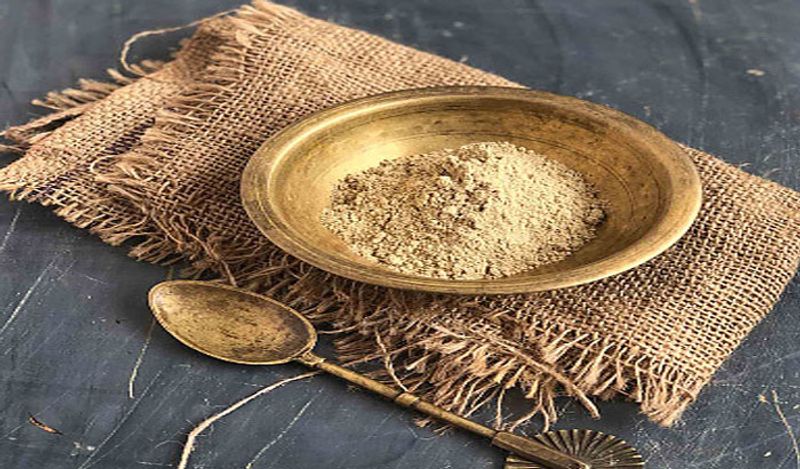 चाट मसाला आपके किचन में रखे मात्र 5 मसालों से तैयार किया जा सकता है। इसे बनाने के लिए आपको चाहिए जीरा, काली मिर्च, सूखे आम का पाउडर, हींग और नमक। बस इन इंग्रीडिएंट्स से चाट मसाला तैयार किया जा सकता है। 