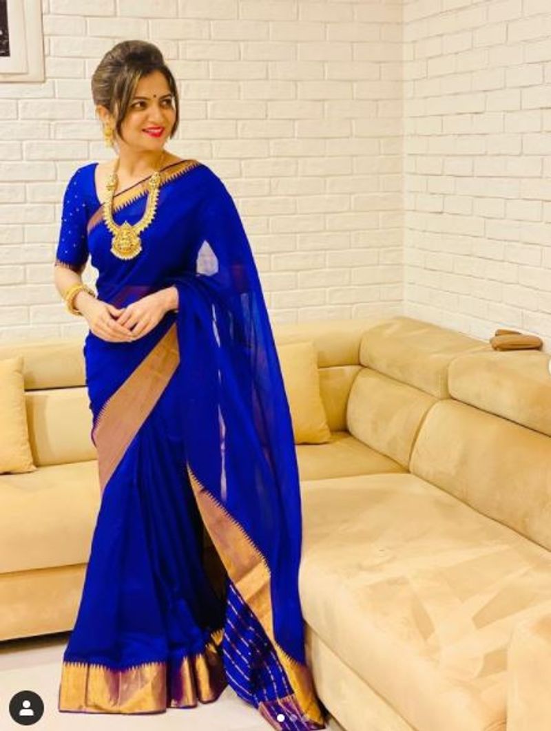 
விஜய் டி.வி.யின் பிரபல தொகுப்பாளியாக வலம் வருபவர் திவ்யதர்ஷினி. க்யூட்டான ஸ்மைல், கலகலப்பான பேச்சால் கவரப்பட்ட ரசிகர்கள் இவரை செல்லமாக டிடி என அழைக்கின்றனர். இவரது சகோதரி ப்ரியதர்ஷினியும் தொகுப்பாளியாக உள்ளார்.
