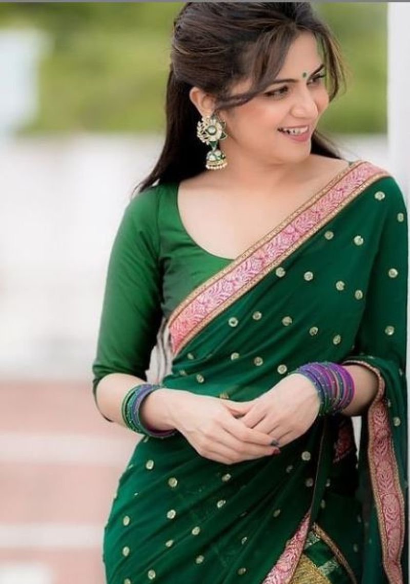 அப்படி தற்போது இவர் நீலம் மற்றும் பச்சை நிற புடவையில், வெளியிட்டுள்ள பொங்கல் ஸ்பெஷல் புகைப்படங்களுக்கு ரசிகர்கள் தங்களுடைய லைக்குகளை குவித்து வருகிறார்கள்.