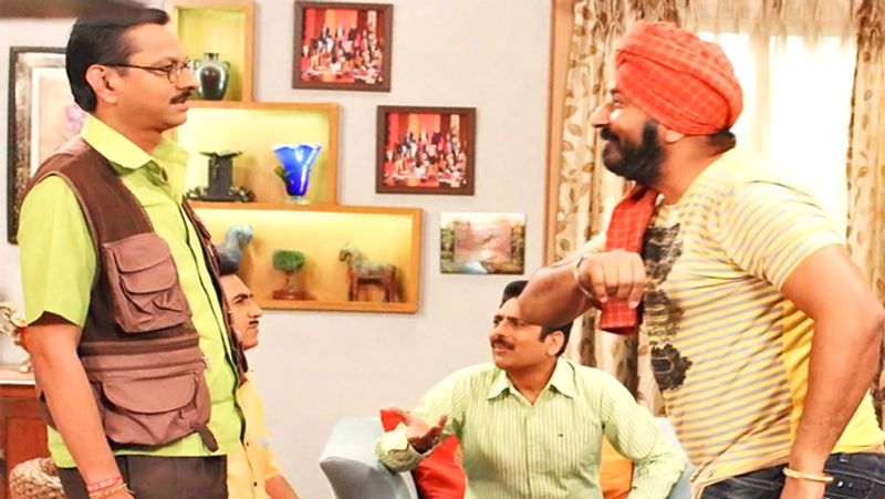 इस जश्न के दौरान पोपटलाल भी अपने दोस्तों के साथ खूब मस्ती और डांस करते दिखेंगे। इसी दौरान इस बात से पर्दा हटेगा कि पोपटलाल के घर में रह रही शादीशुदा लेडी आखिर कौन है? सच्चाई सामने आते ही सोसाइटी के लोगों के पैरों तले जमीन खिसक जाएगी।
