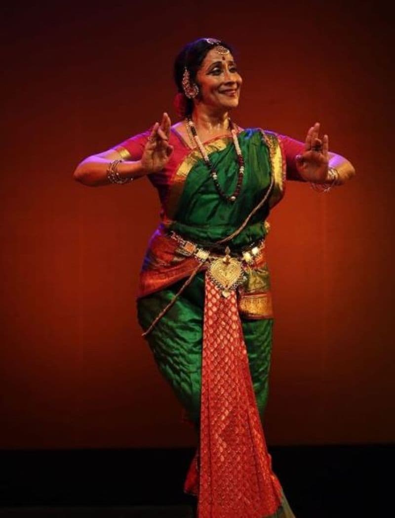 ವಿದ್ಯಾಭ್ಯಾಸದ ನಂತರ ವೈಜಯಂತಿ ಬ್ಯಾಂಕ್ವೊಂದರಲ್ಲಿ ಕಾರ್ಯ ನಿರ್ವಹಿಸುತ್ತಿದ್ದುರ. ಅದನ್ನು ಬಿಟ್ಟು ನೃತ್ಯ ಕ್ಷೇತ್ರದಲ್ಲಿಯೇ ತಮ್ಮನ್ನು ತೊಡಗಿಸಿಕೊಂಡರು.