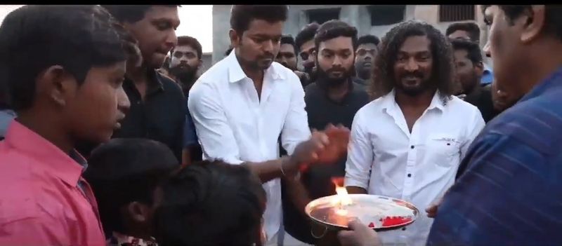 இசையமைப்பாளர் அனிரூத், 'மாஸ்டர்' படத்திற்கு இசையமைத்ததற்காக 3 . 5 கோடி சம்பளமாக பெற்றுள்ளார். இந்த படத்தின் இயக்குனர் லோகேஷ் கனகராஜ், அனிரூத்தை விட குறைவாக 2 கோடி ரூபாய் மட்டுமே சம்பளமாக பெற்றுள்ளார் என்று தகவல் வெளியாகியுள்ளது.