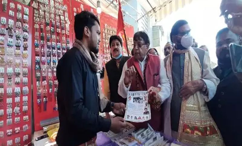 मध्य प्रदेश कांग्रेस के पूर्व मंत्री पीसी शर्मा भोपाल में व्यापारियों के पास जाकर अपील कर रहे हैं कि आप लोग सीधे किसी को चंदा नहीं दें। सीधे राम मंदिर ट्रस्ट के अकाउंट में राशि ट्रांसफर करें। इससे फायदा यह होगा कि बिचौलिए बीच में नहीं रहेंगे। पहले भी राम मंदिर के नाम पर चंदा हुआ है लेकिन उन पैसों का हिसाब कहां हैं।
