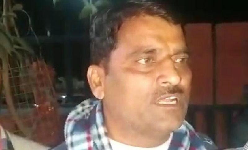 तस्वीर में विश्व हिंदू परिषद के महानगर प्रमुख अशोक प्रजापत जिन्होंने उदयपुर में राम मंदिर के नाम पर इस फर्जी को रंगे हाथ पकड़ा है।
