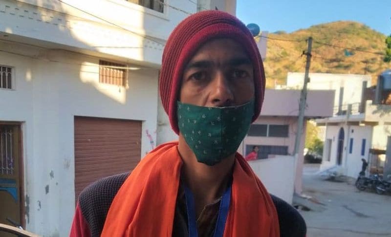 भगवान के नाम पर जालसाजी करने वाला यह युवक शहर के एक स्थानीय हिंदु संगठन केसरिया हिंदू परिषद का कार्यकर्ता है। उदयपर विहिप महानगर प्रमुख अशोक प्रजापत ने बतया कि पिछले कई दिन से शहर में ऐसी जालसाजी की खबरें सामने आ रहीं थीं। हमने आरोपी को मौके पर रंगेहाथ पकड़ा है, उसके पास से फर्जी रसीद बुक और अन्य दस्तावेज भी जब्त किए गए हैं। जिनको स्थानीय पुलिस थाने में जमा कर दिया गया है। (फोटो में आरोपी)