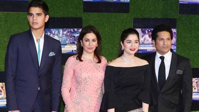 'আমরা যখন ভারতীয় দলের ড্রেসিংরুমে প্রবেশ করতাম তখন কোথা থেকে আসছি, কার সঙ্গে সম্পর্ক আছে, দেশের কোন অংশ থেকে এসেছি, এসব কিছুই মাথায় থাকে না। ড্রেসিংরুমে প্রবেশ করার পর সবাই সমান। সেখানে পারফরম্যান্স ছাড়া আর কিছুই যাচাই করার ব্যাপার নেই।'