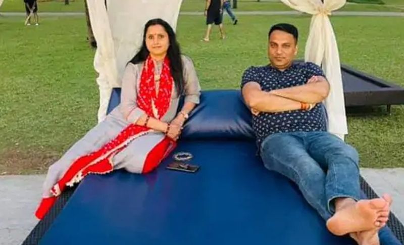 जैसे ही सुशील मोदी रूपेश की पत्नी नीतू को पास ढांढस बंधाने के लिए पहुंचे तो वह बिलख-बिलखकर रोनी लगीं। बिहारी भाषा में बोलीं कि अइसन चेहरा लेके कइसे जीयम हो। साथ ही कहने लगीं वह चाहती हैं कि उनकी बेटी बेटी पटना के नाट्रेडम एकेडमी और बेटा रेडिएंट पब्लिक स्कूल में पढ़ते हैं, वह चाहती हैं कि उनके दोनों बच्चों की आगे की पढ़ाई इसी स्कूल में हो, हमें हमारे बच्चों की पढ़ाई का खर्चे में सरकार मदद करे।