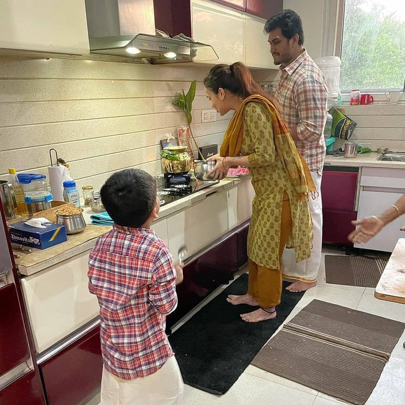 வேதை விசாகன் தன் மகன் போன்று பார்த்துக் கொள்வதால் சவுந்தர்யா பெருமகிழ்ச்சியில் உள்ளார். கணவர் விசாகன், மகன் வேத் ஆகியோருடனான மகிழ்ச்சியான தருணங்களை அவ்வப்போது சோசியல் மீடியாவில் பகிர்ந்து வருகிறார். 
