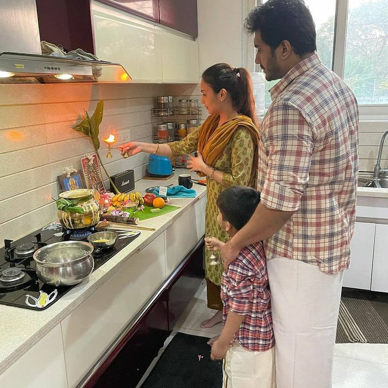 தன் வீட்டின் சமையலறையில் பொங்கல் வைத்து சாமிக்கு படைத்து பூஜை செய்து வழிபாடு நடத்தியுள்ளார். 