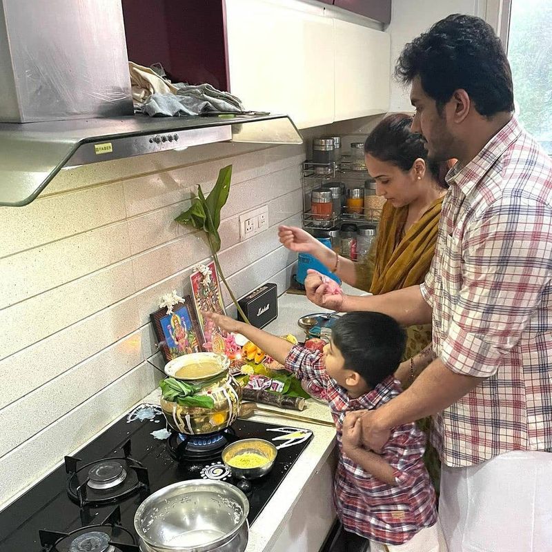 தற்போது தனது செல்ல மகன் வேத், கணவர் விசாகனுடன் பொங்கல் கொண்டாடிய புகைப்படங்களை சவுந்தர்யா ரஜினிகாந்த் தன்னுடைய ட்விட்டர் பக்கத்தில் பகிர்ந்துள்ளார். 