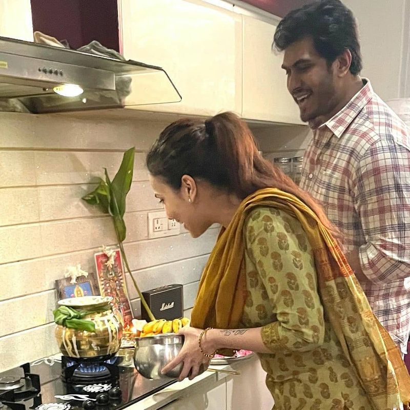 அப்பா, மகன் இருவரும் ஒரே மாதிரியான வேட்டி, சட்டையில் பொங்கல் கொண்டாடியுள்ளது ரசிகர்களை கவர்ந்துள்ளது. 