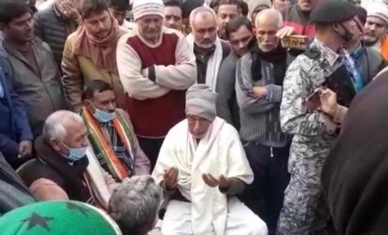 रुपेश के पिता शिवजी व अन्य परिजनों से मिलते भाजपा नेता और सुशील मोदी।