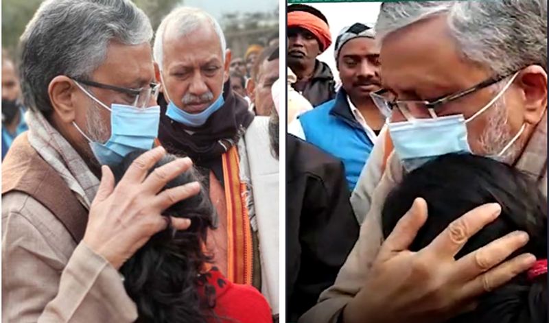 दरअसल, सुशील मोदी स्थानीय नेताआों के साथ शुक्रवार दोपहर मृतक के पैतृक गांव संवरी बक्शीजी गए हुए थे। जहां पूरा परिवार रुपेश की याद में मातम मना रहा था। रूपेश की बेटी आराध्या ने कहा कि देखो मम्मी में तो नहीं रो रही हूं। वहीं मासूम बिलखते हुए बोली- मेरी मम्मी इसलिए रो रहीं कि पापा सभी लोगों की मदद करते थे, वह हर वक्त दूसरें के लिए खड़े होते थे, हमारी किसी से कोई दुश्मनी भी नहीं थी, फिर क्यों उन्होंने मुझे मेरे भाई और मम्मी को अनाथ कर दिया। बेटी की यह बात सुनते ही सुशील मोदी भी भावुक हो गए, वहां जो भी लोग मौजूद थे उनकी आंखों में भी बच्ची की बातें सुनकर आंसू आ गए। वहीं मोदी ने कहा कि जल्द ही हत्यारे गिरफ्तार किए जाएंगे, उनको कड़ी से कड़ी सजा मिलेगी। इस मामले में कार्रवाई तेजी से हो रही है। आप चिंता ना करें, में आपको यकीन दिलाता हूं की पूरे परिवार को इंसाफ मिलेगा।