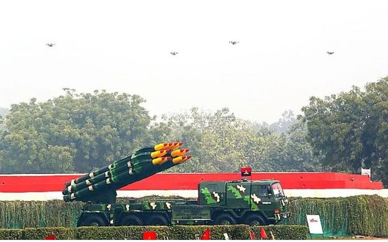 প্রদর্শনের সময় জানান হয়েছে ড্রোনগুলি শক্রপক্ষের দিকে ৫০ কিলোমিটার অবধি প্রবেশ করতে পারে। সেখানে তাণ্ডবলীলাও চালাতে সক্ষম। কিন্তু এই সময় ড্রোনের অপারেটরদের জীবন হানির কোনও ভয় থাকছে না। তাঁরা নির্বিঘ্নে সেনা ছাউনিতে বসেই কাজ করতে পারে।