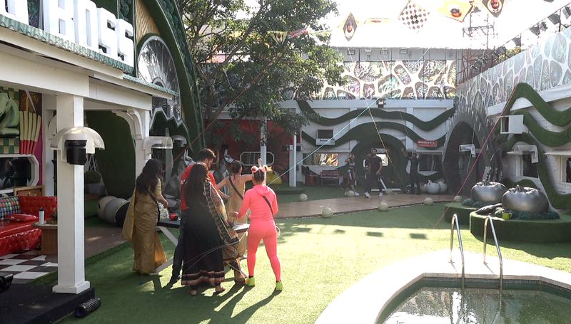 In tonight’s episode, we see Rakhi Sawant clash with Aly. When Aly asks Sonali about why she is upset, Rakhi jumps in and tells Aly that someone has broken her heart. She also alleges that someone has called Sonali names and implies that is is Aly, who flies off the handle! Earlier, too, Rakhi had spoken ill about Aly and Jasmin. 