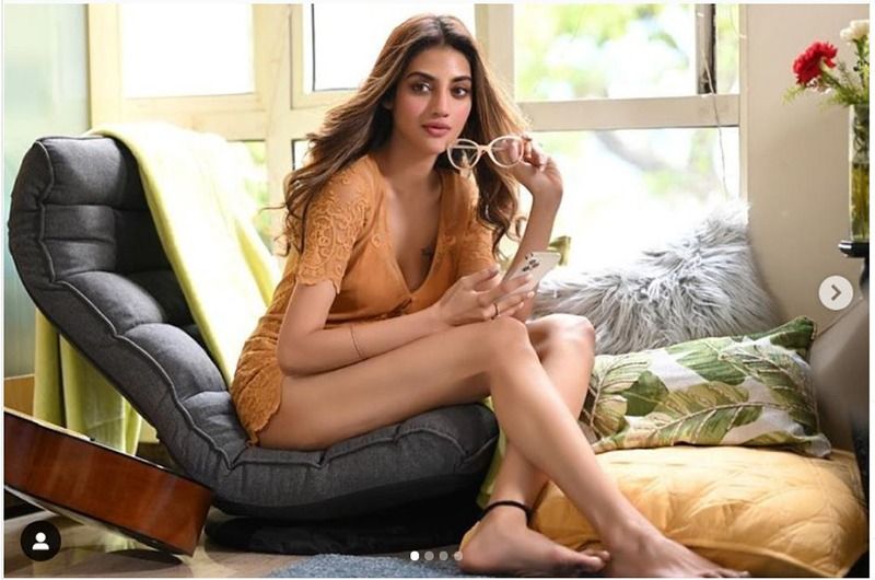 <p><br />
উন্মুক্ত বক্ষ-বিভাজিকা, অনাবৃত উরু,এটাই যেন ফ্যাশন স্টেটমেন্ট সাংসদ অভিনেত্রী নুসরত জাহানের। বিতর্কের শিরোনামে থাকতে তিনি যে বেশ পছন্দ করেন তা প্রমাণ মিলেছে বহুবার। </p>