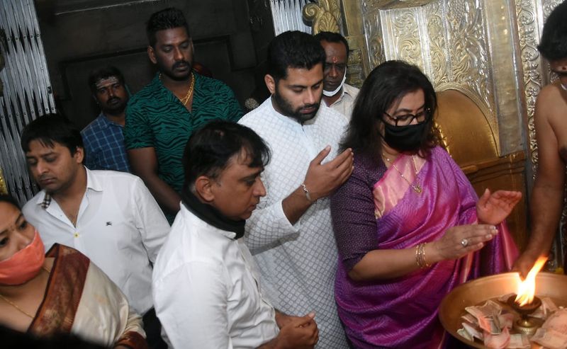 ಮುಹೂರ್ತ ಸಂದರ್ಭದಲ್ಲಿ ಚಿತ್ರತಂಡ ಮತ್ತು ಸುಮಲತಾ ಅಂಬರೀಶ್ ಹಾಜರಿದ್ದರು