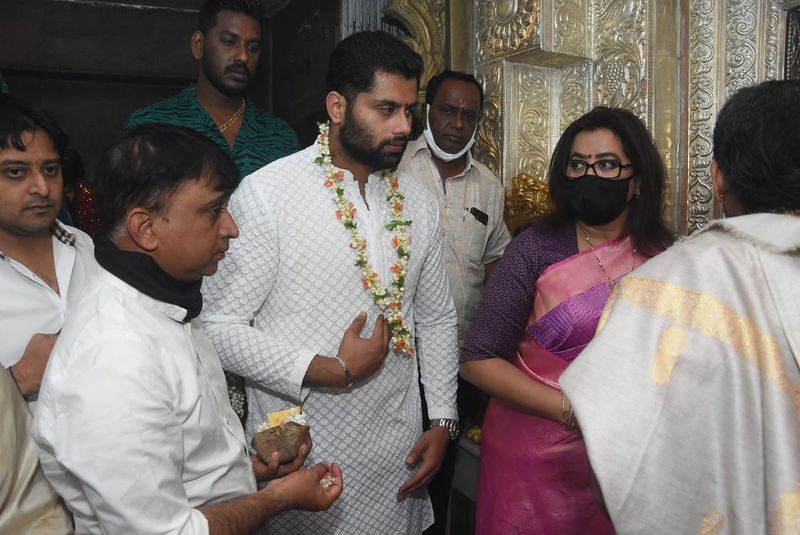 ಅಭಿ ಮತ್ತು ಚಿತ್ರತಂಡಕ್ಕೆ ಶುಭ ಕೋರಿದ್ದಕ್ಕೆ ದರ್ಶನ್ಗೆ ಸುಮಲತಾ ಧನ್ಯವಾದ ತಿಳಿಸಿದ್ದಾರೆ. ಈ ಚಿತ್ರವನ್ನು ಕೆಎಂ ಸುಧೀರ್ ನಿರ್ಮಿಸಿದ್ದು, ಶೇಖರ್ ಛಾಯಾಗ್ರಹಣದ ಹೊಣೆ ಹೊತ್ತಿದ್ದಾರೆ.
