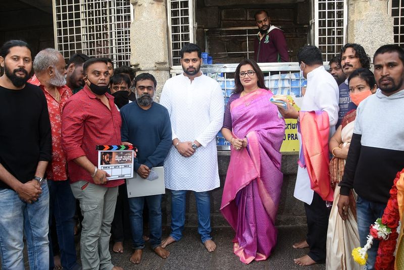 ಮೈಸೂರಿನಿಂದ ಮಂಡ್ಯಕ್ಕೆ ಬಂದು ಚಿತ್ರೀಕರಣ ಆರಂಭಿಸುವ ಹೊತ್ತಿನಲ್ಲಿ ಅಭಿಷೇಕ್ಗೆ ಶುಭ ಹಾರೈಸಲು ಖುದ್ದಾಗಿ ಚಾಲೆಂಜಿಂಗ್ ಸ್ಟಾರ್ ದರ್ಶನ್ ಬಂದಿದ್ದಾರೆ.