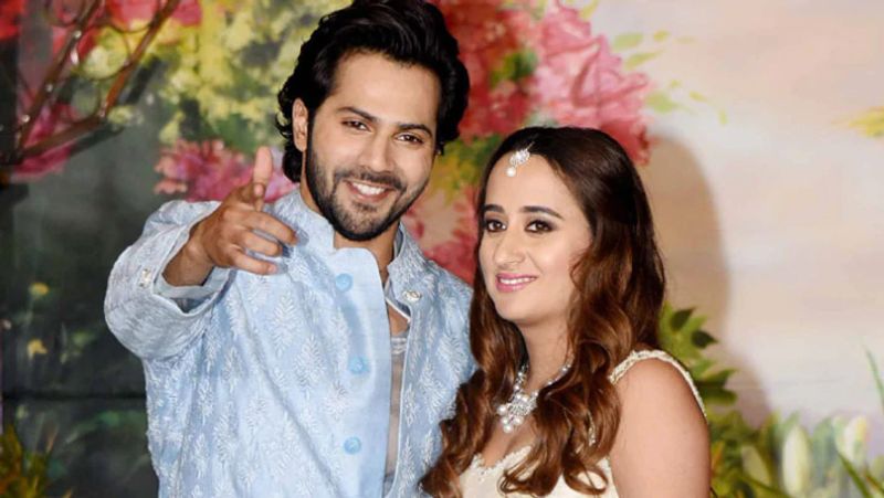 नताशा और वरुण साथ में बास्केट बॉल खेला करते थे। ऐसे में एक बार नताशा येलो टीम में थीं और वह रेड टीम में थे। उन्होंने बास्केट बॉल कोर्ट में लंच ब्रेक के समय नताशा को वॉक करते हुए देखा। वरुण ने बताया था- उसी वक्त वह नताशा से प्यार करने लगे थे। 