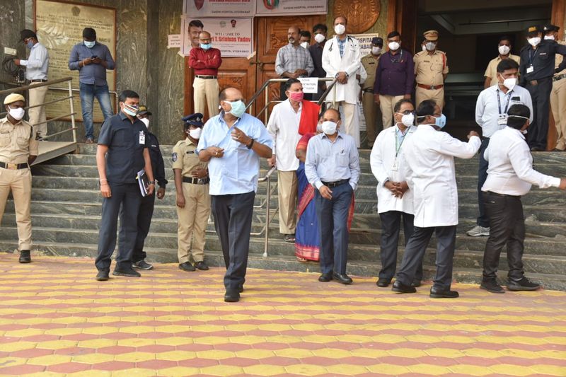 కరోనా వ్యాక్సినేషన్...గాంధీ హాస్పిటల్ వద్ద సీఎస్, డాక్టర్లు