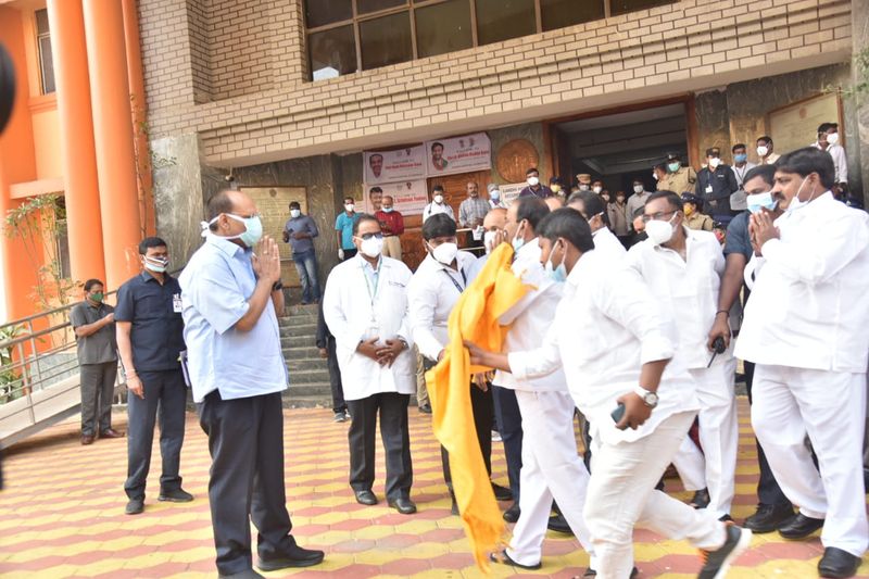 మంత్రి ఈటలకు స్వాగతం పలుకుతున్న సీఎస్